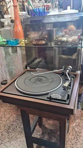 toca-discos Gradiente Garrard S-125 (toca-discos automático).