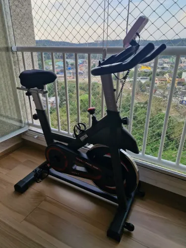 Bicicleta ergométrica para spining mecânica 8kg suporta 120 kg odiar cor preta e vermelha 