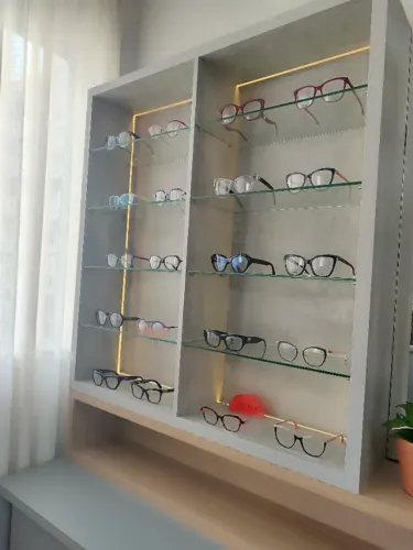 Móveis para Ótica ou escritório... Duas mesas grandes, 6 cadeiras , balcão e expositor