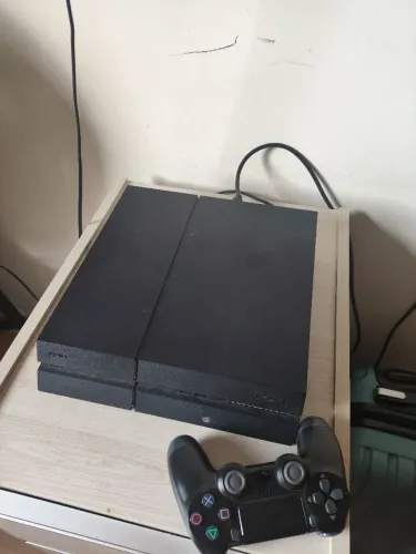 Playstation 4 com controles e jogos 