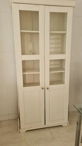 Cristaleira branca com defeito (base estufada com água)