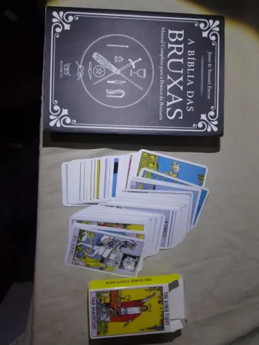 Livro A Bíblia da Bruxas + Tarot de white (Novo)