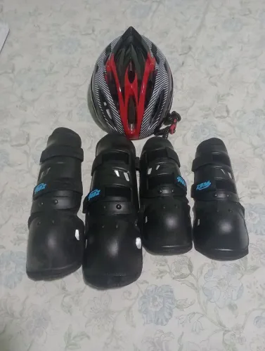 Vendo um kit para motociclista, joelheira cotoveleira e capacete.