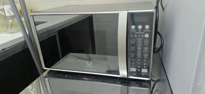 Micro-ondas Electrolux 20L cor Inox Espelhado com Função Tira Odor