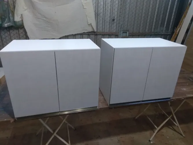 Vd 2 armários porta cinza corpo branco 