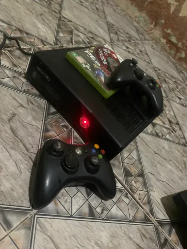 Xbox 360 com luz vermelha mais dos controles e mais dos jogos