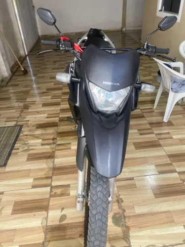 Vende-se uma Xre 300