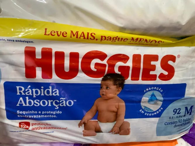 Fralda huggies azul rápida absorção tamanho M