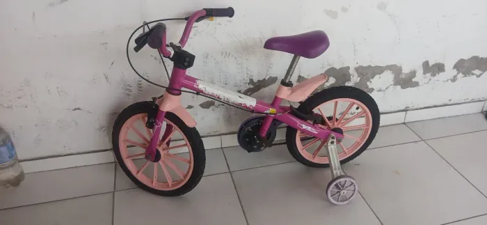 Vendo uma bicicleta ? de criança
