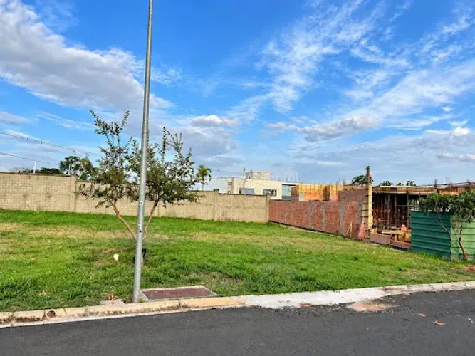 Lote em Condomínio La Dolce Vita em Jardim Ypê, Paulínia