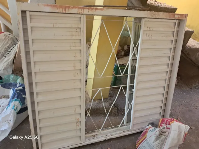Vendo 2 janelas veneziana
