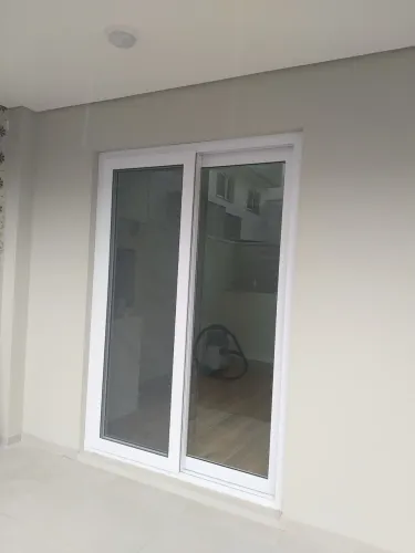 Porta de PVC com 2 folhas de correr