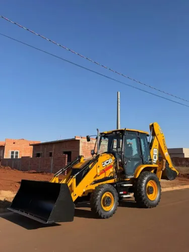 RETROESCAVADEIRA JCB 3CX 2024