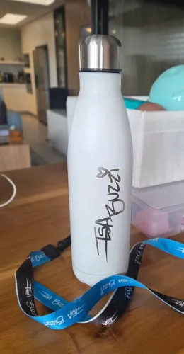 garrafa oficial da turnê CCP da cantora Isa Buzzi