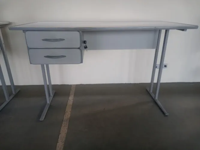 Mesa para escritório com 2 gavetas medindo 1,20x60