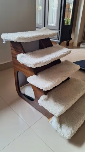 Escada Pet Luxo em MDF com Toca e Degraus em Pelúcia - 5 Degraus 50cm