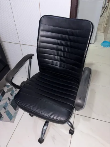 Cadeira de Escritório Giratória Preta com Regulagem de Altura