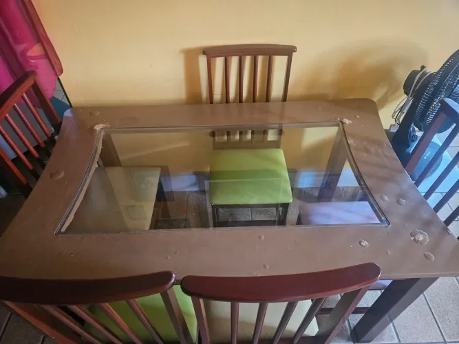 Mesa com 6 cadeiras usada