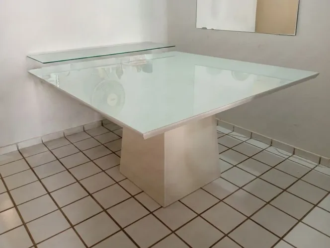 Mesa 1,35x1,35m com vidro laqueado