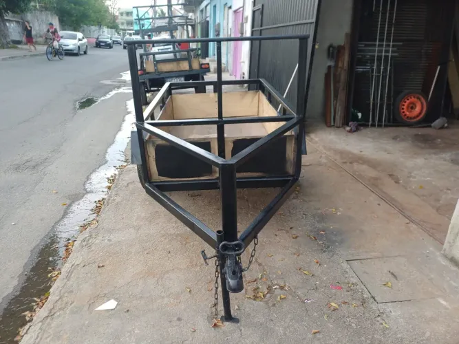 Vende-se Reboque / Atrelado Prático em Ferro e Madeira - Pronto a Usar