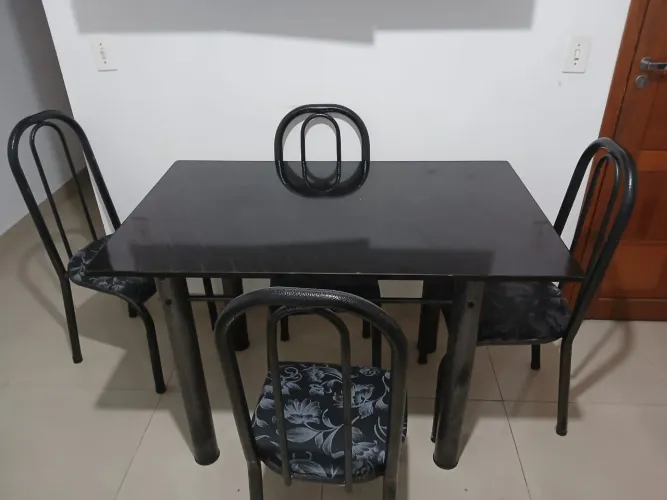 Mesa de mármore preta com 4 cadeiras