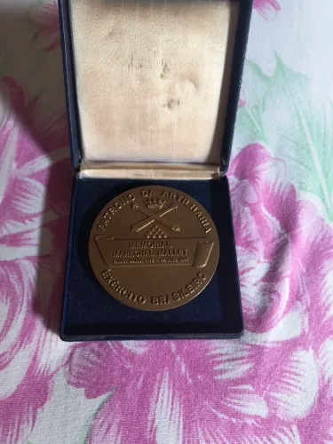 Vendo uma medalha do marechal Emílio Luiz Mallet