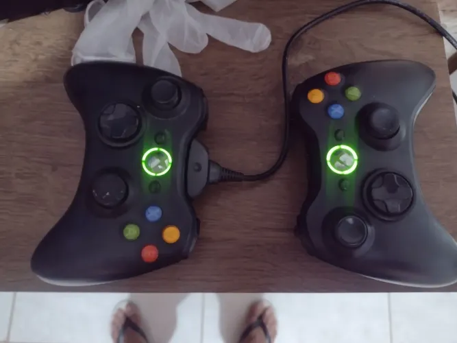 Vendo controles Xbox + 2 Jogos