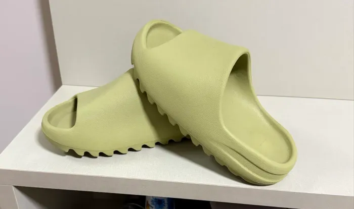 Chinelo Yeeze