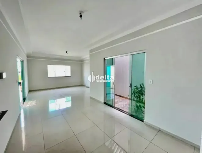 Casa com 3 quartos sendo 1 suíte disponível para venda no bairro Jardim Holanda em Uberlân