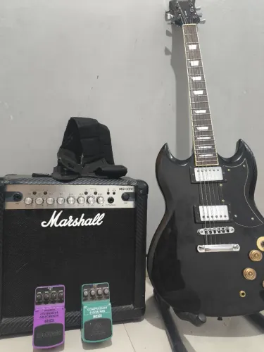 Guilherme SG + Amplificador Marshall + Pedais