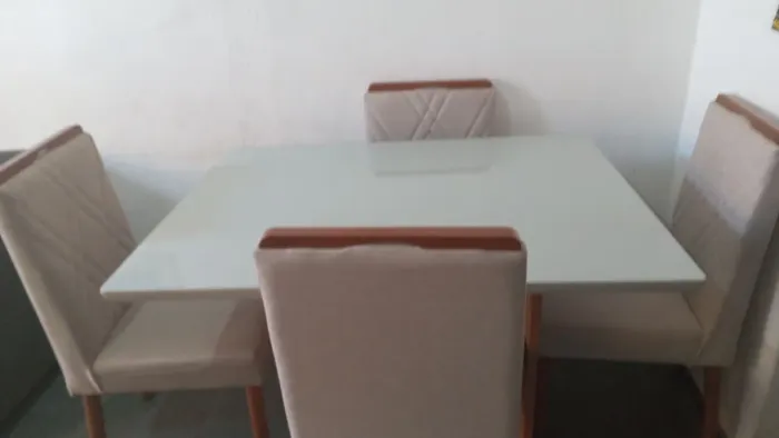 Mesa com quatro cadeiras