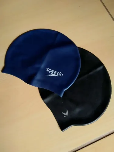 TOUCAS DE NATAÇÃO ORIGINAIS NOVAS! 50$ TUDO!