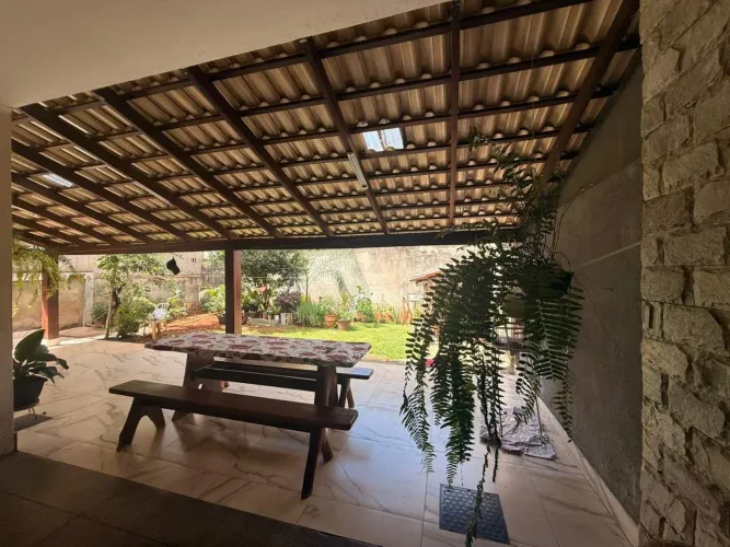 Casa para Venda em Goiânia, Parque das Flores, 3 dormitórios, 3 suítes, 4 banheiros, 3 vag