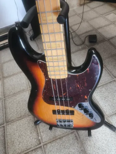 Contrabaixo modelo Jazz Bass SX com o som de Fender.