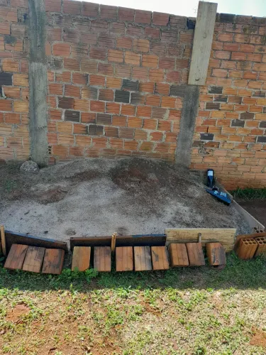Areia pedra e telhas
