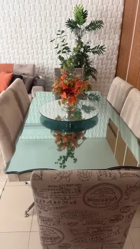 Conjunto de mesa e cadeiras sala de jantar. Acompanha mesa de canto em mesmo estilo
