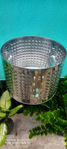 Lixeira de inox com instalação