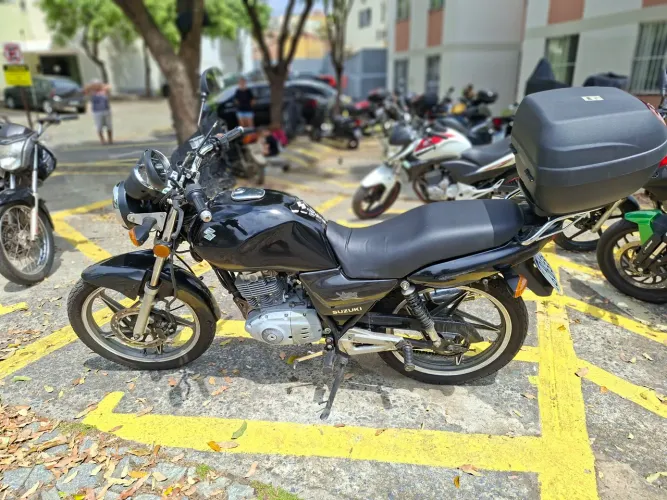 SUZUKI EN YES 125 preta 2007 . So pegar e andar.
