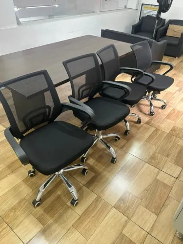 mesa grande reunião 2,00 x 1,00 m com 4 cadeiras giratórias de rodinha