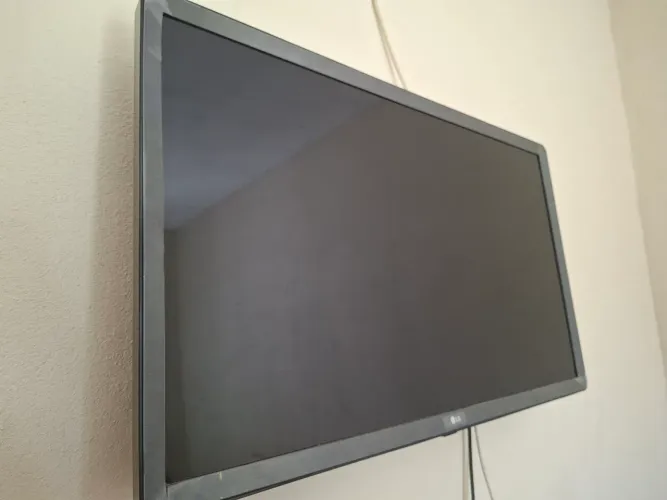 LG Smart TV 32" Full HD ThinQ AI - Excelente estado