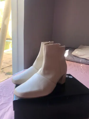 Bota feminina cano curto Off-withe- TAM 37 (na caixa)