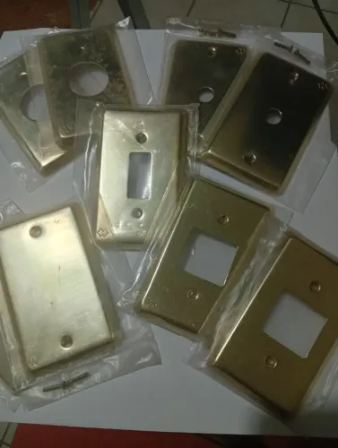 Kit de Espelhos de Tomada em Metal Dourado - Novos, Lacrados e Nunca Usados