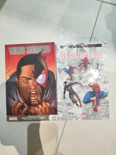 Kit 2 HQs Marvel: Miles Morales e Marvel-Verse Aranhaverso