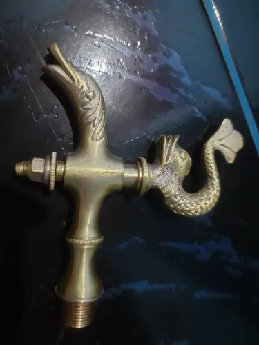 torneira antiga de bronze decorativa