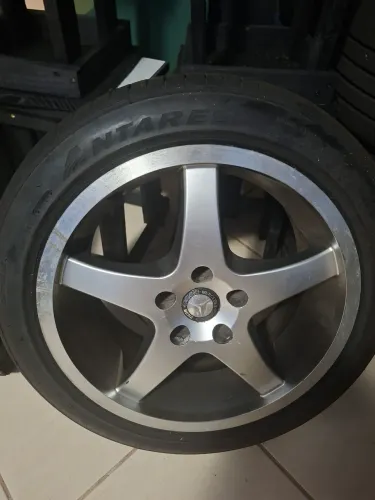 Rodas Mercedes Benz aro 17 com pneus.