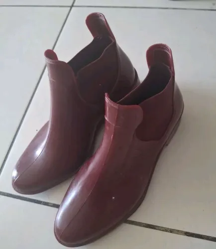 Bota feminina emborrachada cano médio número 37/38
