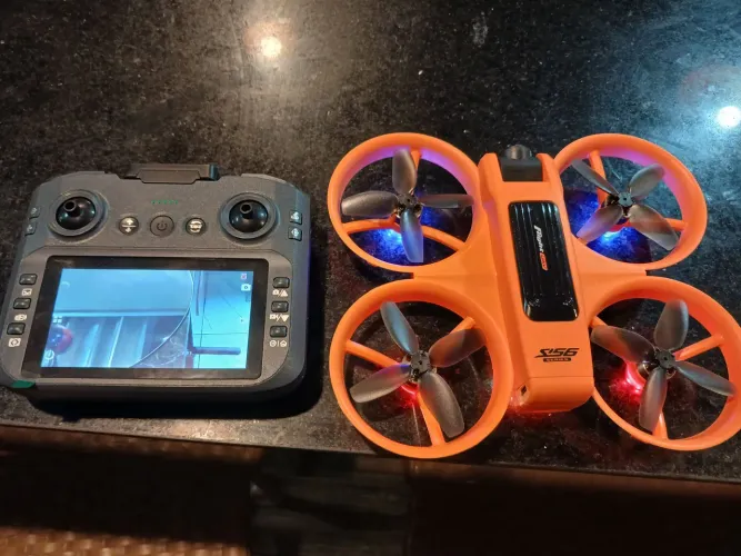 drone modelo S156 Pro na cor laranja