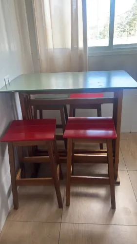 Mesa retrô com 4 cadeiras banquetas