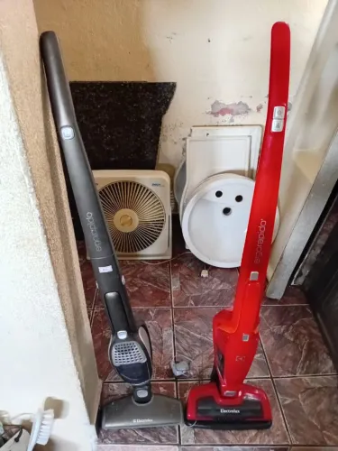 2 aspirador Electrolux  vermelho completo funcionando  marrom sem a base estado
