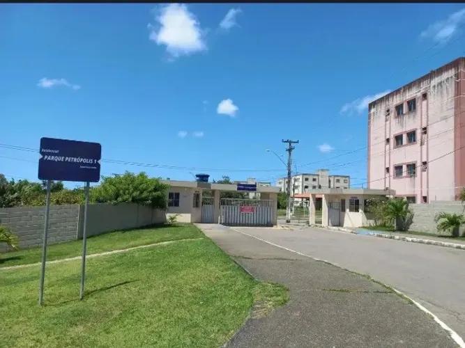 Excelente apto. com 2 quartos em cond. fechado, mobiliado, nascente